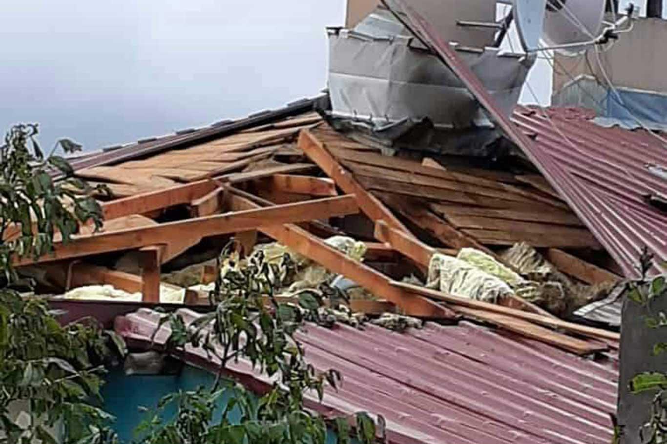 Şiddetli rüzgâr Elâzığ'da 8 evin çatısını uçurdu